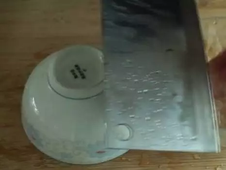 菜刀鈍了無需買磨刀石,不用花一分錢,一招立馬讓它變鋒利!跟新買的一樣哦!