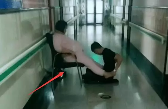 妻子宮口開得慢,這位老公的做法引人稱讚,網友大呼:我羨慕了