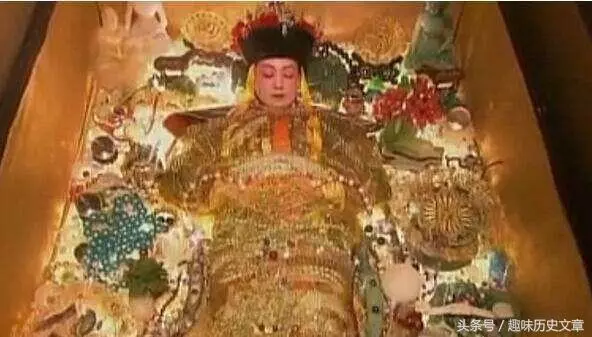 慈禧太后為了滿足自己的一個「變態願望」,臨死前抓了100個小孩!專家挖開慈禧墓後崩潰了!