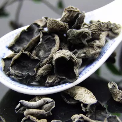 營養師建議:每天10g「黑木耳」,排宿便治便秘,刮油又減脂,血糖也慢慢的降下來