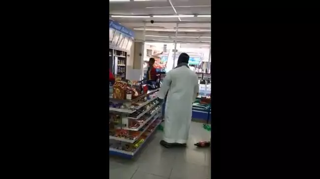 【不滿民眾捐30sen破口大罵】 男子當場「發爛渣」,還亂砸店內的物品!