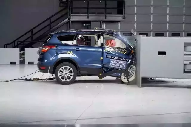 汽車的後排座位比前排安全?答案令人驚訝!