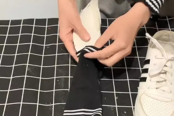 夏天把襪子套在鞋墊上,光腳穿鞋再也不怕滑腳和出汗,學會受用一生
