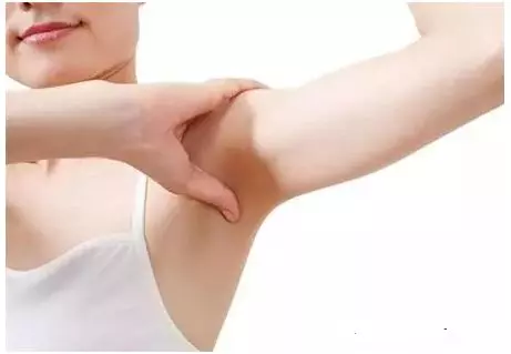 毒素都藏在這,「四招淋巴排毒法」每天做一遍,經絡通暢了,體內毒素排的更乾淨