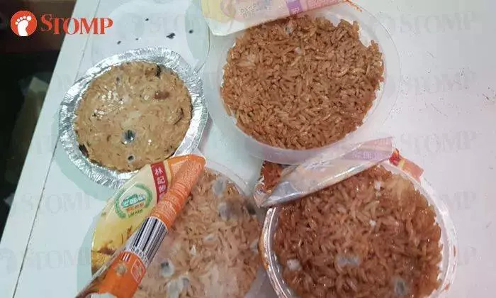 高能!「」新加坡「」某超市的香腸里竟然吃出了......嘔