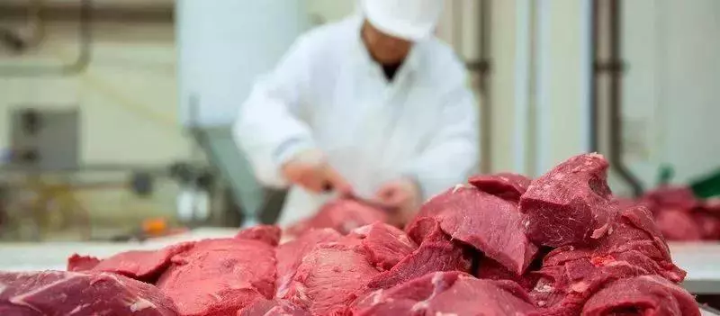 高能!「」新加坡「」某超市的香腸里竟然吃出了......嘔