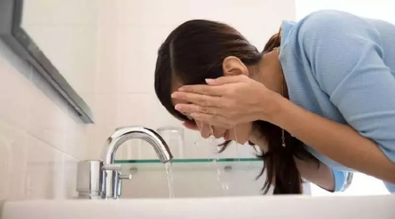 洗臉不能用毛巾搓!8 個洗臉誤區,你中了幾個?