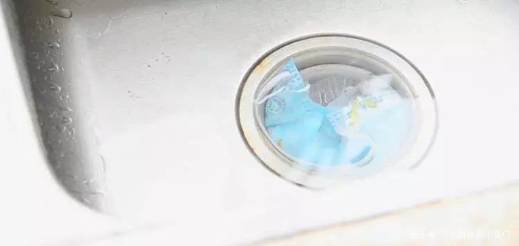 用完的一次性口罩別扔,放洗碗池有大作用,解決了好多家庭大麻煩