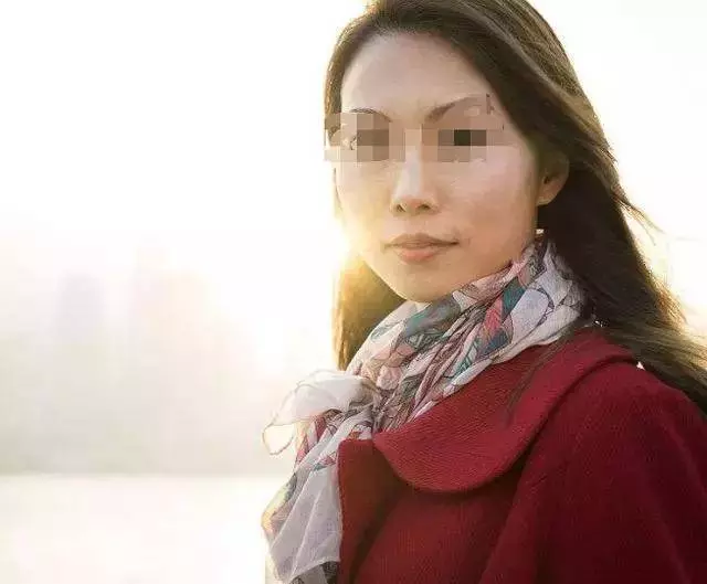 妻子忘拿鑰匙返回去拿,家婆硬是不開門,妻子撞開門後果斷離婚