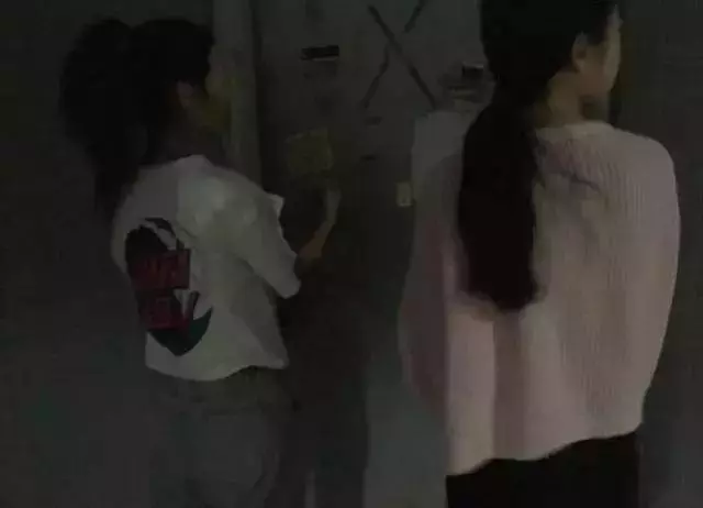 妻子忘拿鑰匙返回去拿,家婆硬是不開門,妻子撞開門後果斷離婚