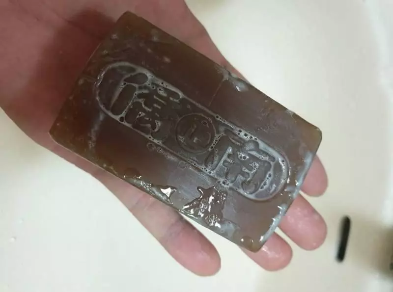 便宜又天然!網友大推「阿嬤級肥皂」一塊洗全身超舒爽 專家看完急勸:「不懂別亂用」