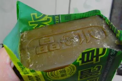 便宜又天然!網友大推「阿嬤級肥皂」一塊洗全身超舒爽 專家看完急勸:「不懂別亂用」