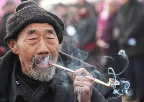 老人中獎二百萬,給四兒女發一樣訊息,只有小兒子的回復得到了這筆錢,做人不能太自私,留一些福氣給別人,才會有新的福氣進來