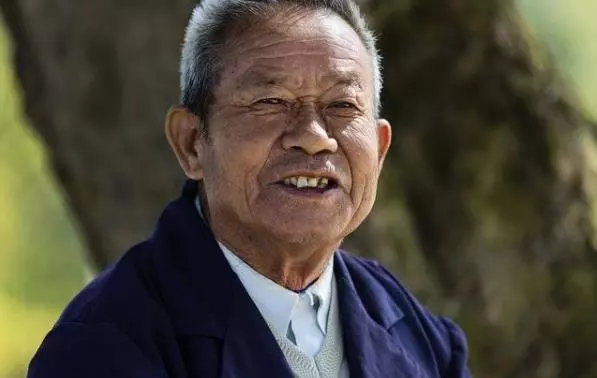 老人中獎二百萬,給四兒女發一樣訊息,只有小兒子的回復得到了這筆錢,做人不能太自私,留一些福氣給別人,才會有新的福氣進來