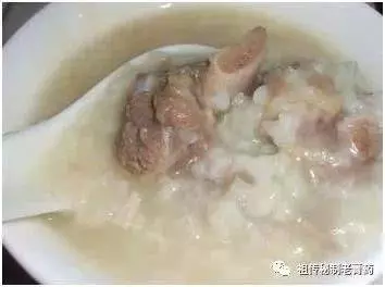「紅糖 + 黑豆」煮著吃,不出半月滑膜炎消失了,膝蓋不疼了,腿腳也不麻木了!