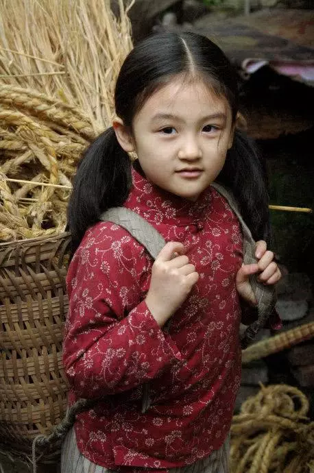 6歲被成龍抱著上春晚,後來因太胖被罵,17歲回國美到認不出