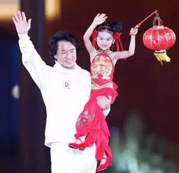 6歲被成龍抱著上春晚,後來因太胖被罵,17歲回國美到認不出