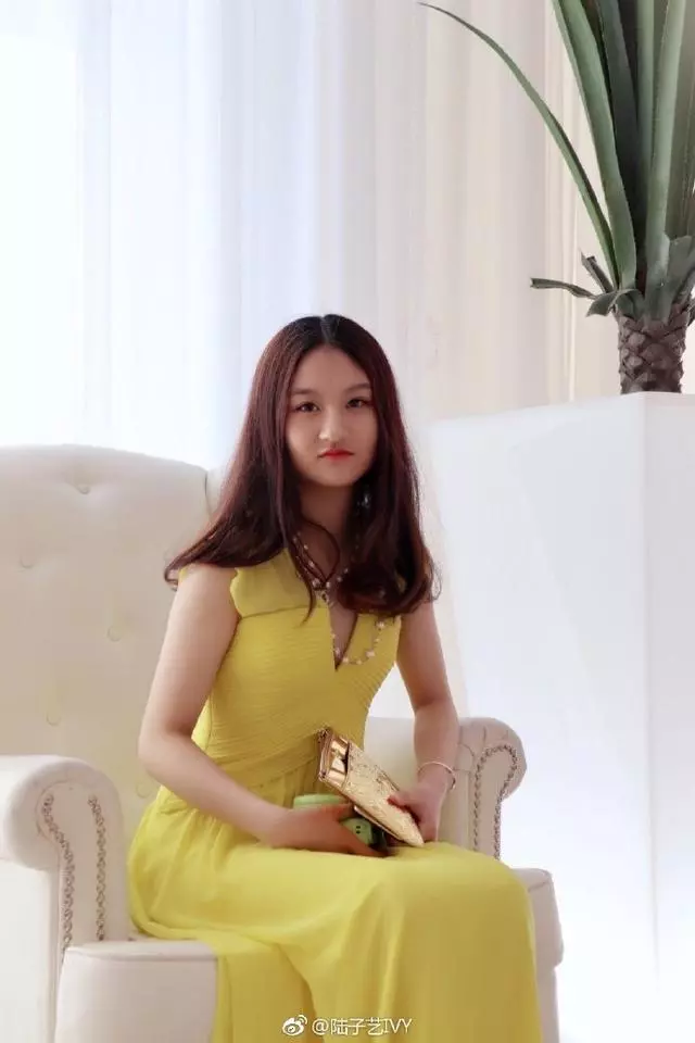 6歲被成龍抱著上春晚,後來因太胖被罵,17歲回國美到認不出