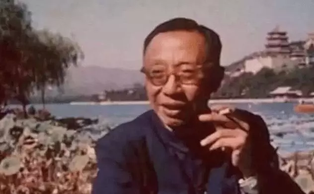 溥儀買票進故宮,指出照片掛錯,專家:不懂裝懂,溥儀:那是我爹