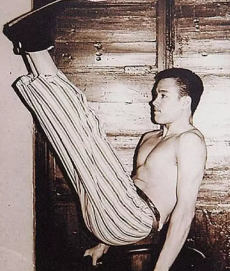 李小龍怪異練功照:圖3插300次練硬度,圖4泰森連一個也做不了