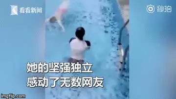 正妹網紅「3歲遇車禍失去雙腿」,遭父母狠心拋棄!她樂觀堅強「靠雙手」闖出一片天,甜美笑容融化全網!