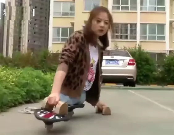 正妹網紅「3歲遇車禍失去雙腿」,遭父母狠心拋棄!她樂觀堅強「靠雙手」闖出一片天,甜美笑容融化全網!
