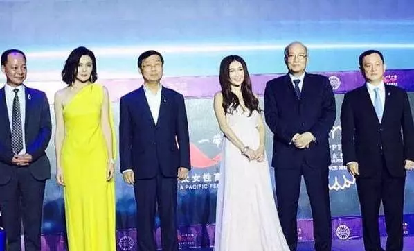 凍齡女神!51歲溫碧霞和54歲關之琳站一起,兩人相差3歲卻似母女