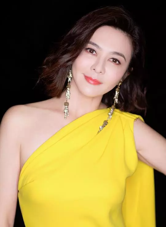 凍齡女神!51歲溫碧霞和54歲關之琳站一起,兩人相差3歲卻似母女