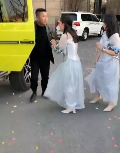 最無「尊嚴」的伴娘,被土豪抱上車的瞬間,整個人像擁有全世界?