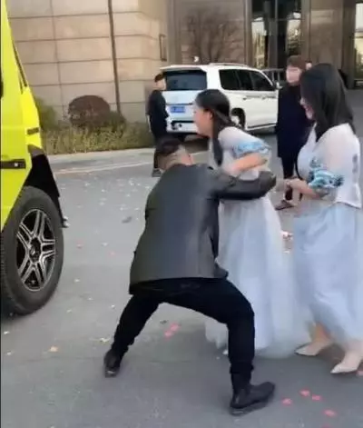 最無「尊嚴」的伴娘,被土豪抱上車的瞬間,整個人像擁有全世界?