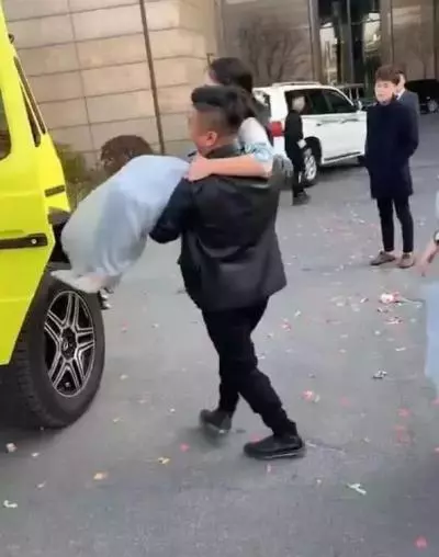 最無「尊嚴」的伴娘,被土豪抱上車的瞬間,整個人像擁有全世界?