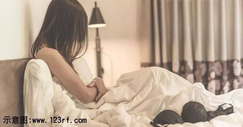 《禽獸不如》5男「」輪姦「」蹂躪妻 人夫被迫「」現場「」看