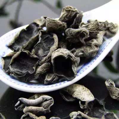 營養師建議:每天10g「黑木耳」,排宿便治便秘,刮油又減脂,血糖也慢慢的降下來