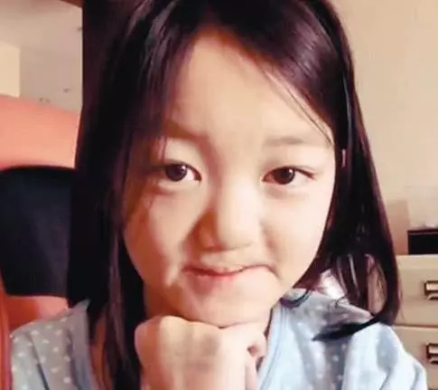 王菲女兒12歲李嫣深夜蹦迪玩瘋了,發現鏡頭捂臉笑很害羞