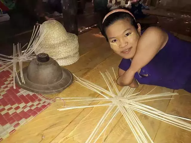 用嘴巴謀生的緬甸姑娘,唯一的心愿是上學