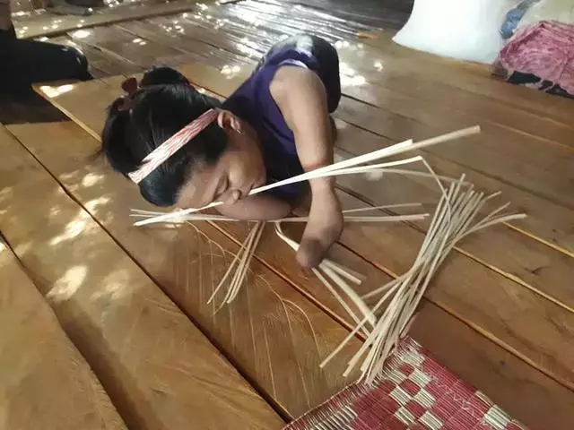 用嘴巴謀生的緬甸姑娘,唯一的心愿是上學