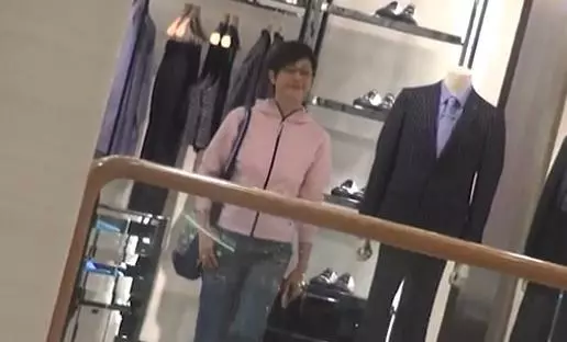 52歲陳法蓉獨自逛街,雖然打扮隨便包得很嚴實,但難掩她出色身材!