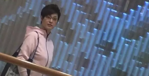 52歲陳法蓉獨自逛街,雖然打扮隨便包得很嚴實,但難掩她出色身材!