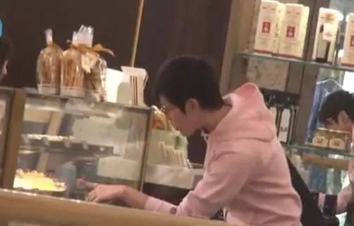 52歲陳法蓉獨自逛街,雖然打扮隨便包得很嚴實,但難掩她出色身材!