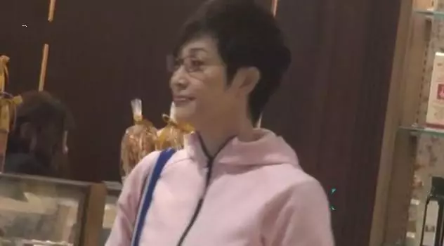 52歲陳法蓉獨自逛街,雖然打扮隨便包得很嚴實,但難掩她出色身材!