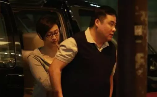 52歲陳法蓉獨自逛街,雖然打扮隨便包得很嚴實,但難掩她出色身材!