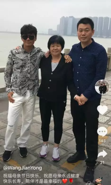 王寶強陪媽媽過母親節,哥哥曬與外婆合照,祖孫三代五官長得超像!