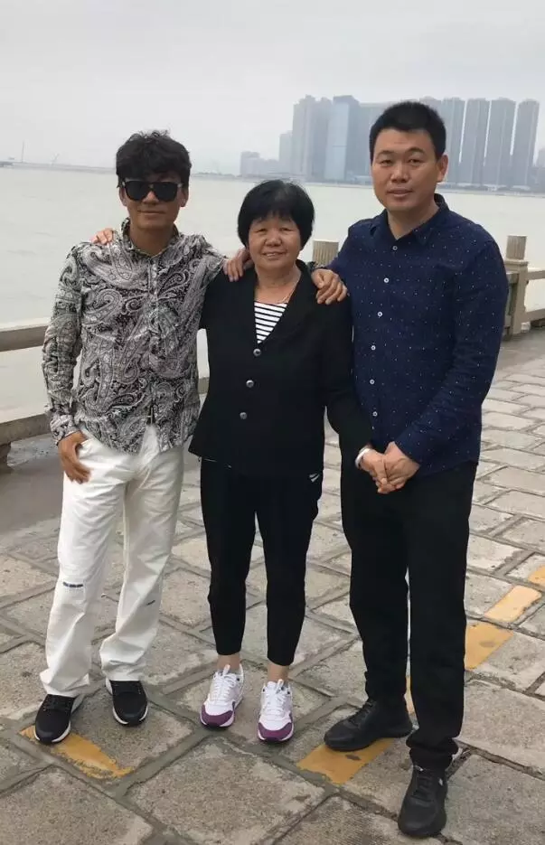王寶強陪媽媽過母親節,哥哥曬與外婆合照,祖孫三代五官長得超像!