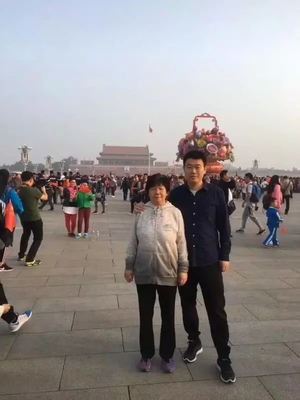 王寶強陪媽媽過母親節,哥哥曬與外婆合照,祖孫三代五官長得超像!