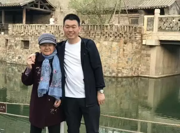 王寶強陪媽媽過母親節,哥哥曬與外婆合照,祖孫三代五官長得超像!