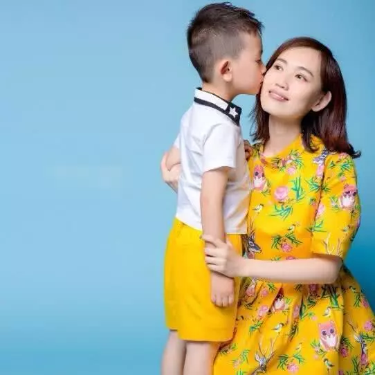 王寶強陪媽媽過母親節,哥哥曬與外婆合照,祖孫三代五官長得超像!