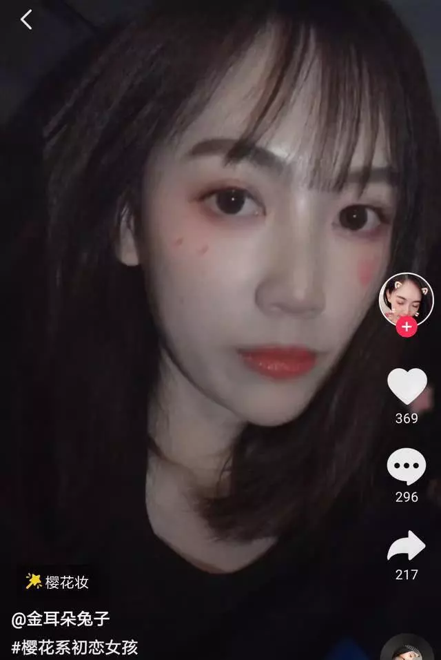 王寶強陪媽媽過母親節,哥哥曬與外婆合照,祖孫三代五官長得超像!