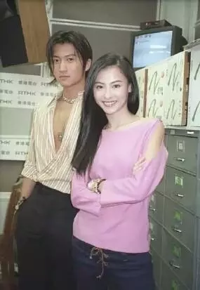 張柏芝謝霆鋒恩愛舊照:謝霆鋒單膝跪地求婚,張柏芝感動落淚