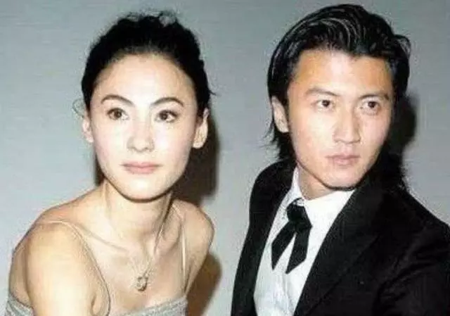 張柏芝謝霆鋒恩愛舊照:謝霆鋒單膝跪地求婚,張柏芝感動落淚