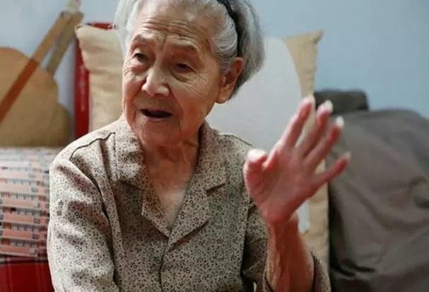 侄兒結婚婆婆給一萬,女兒結婚給十萬,她提一個請求,我一分不要